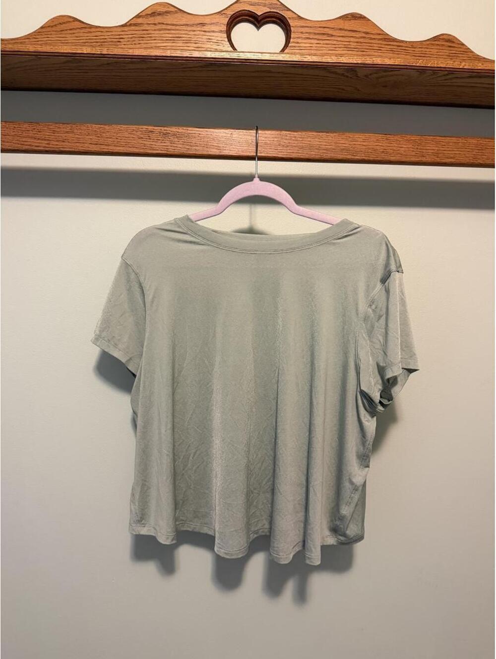 Lululemon jade gray lightweight training short sleeve cropped tee